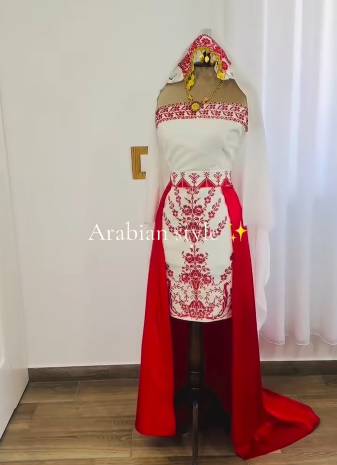 فستان قصير من الامام وطويل من الخلف مطرز
